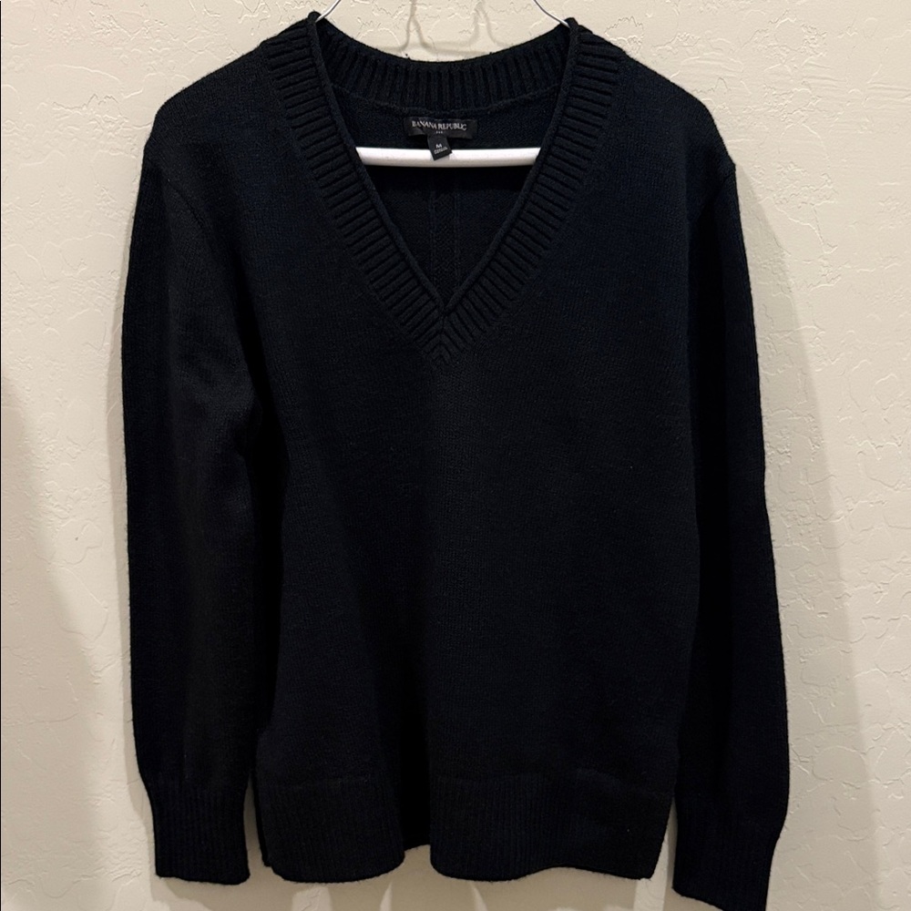 Banana Republic OUTLET Women’s v neck split hem sweater sz M black